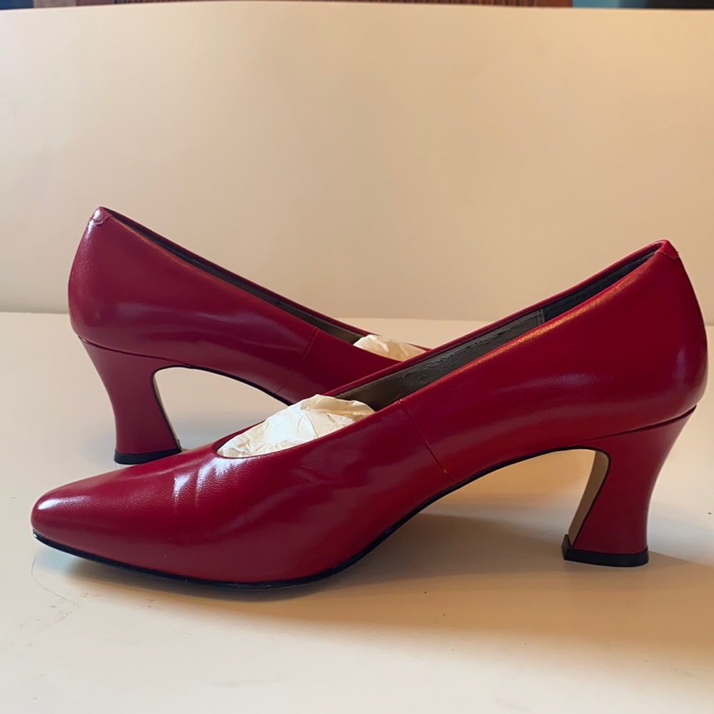 NWOT Caressa Crosstown Collection Heel
